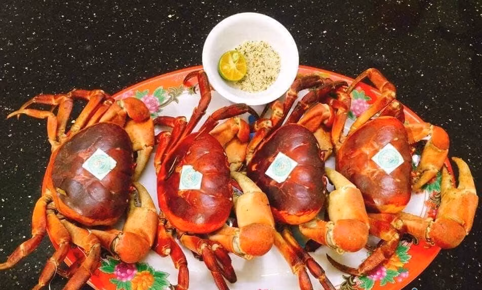 Gạch cua có màu sẫm, vị như thuốc bắc, hơi đắng nhưng rất béo và thơm nồng mùi thảo dược. Ảnh: Cù Lao Chàm Travel