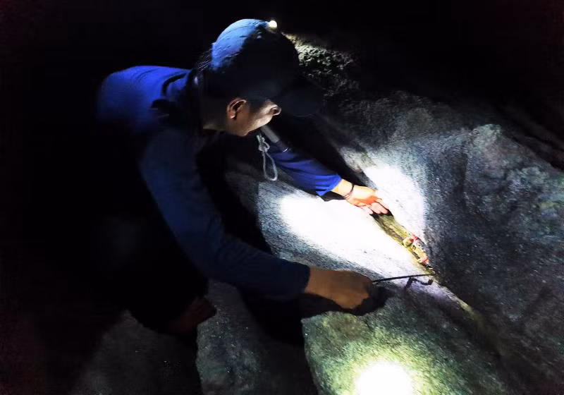 Để săn cua đá, người dân phải đi rừng vào ban đêm, do đêm là thời điểm cua đá ra khỏi hang để kiếm ăn. Ảnh: Cù Lao Chàm Tour