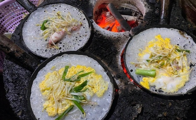 Theo chia sẻ từ TikToker Nguyễn Anh Văn (SN 1997), chỉ với 34.000 đồng, anh có thể ăn "từ đầu đến cuối chợ". Ảnh: Dân trí