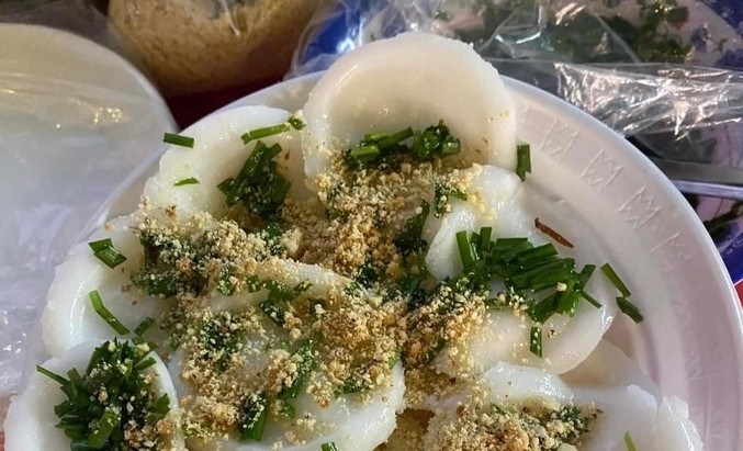 Tại khu chợ này, đĩa bánh bèo thơm ngon chỉ có giá từ 5.000 đồng. Ảnh: Dân trí