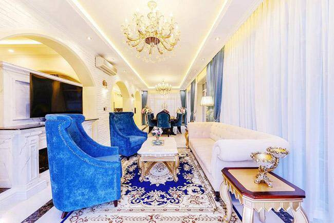 Nội thất đều là đồ xa hoa, đắt tiền.