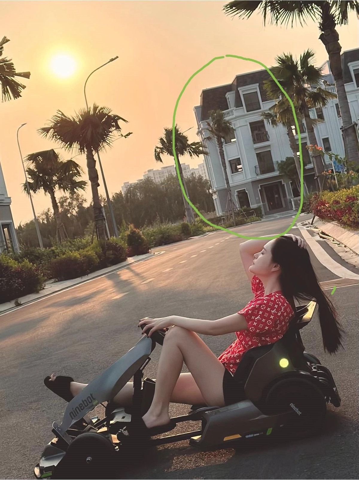 Từng được nhắc đến "mua nhà như mua rau ngoài chợ", Đoàn Di Băng xuất phát từ một ca sĩ trở thành doanh nhân với khối bất động sản đồ sộ.