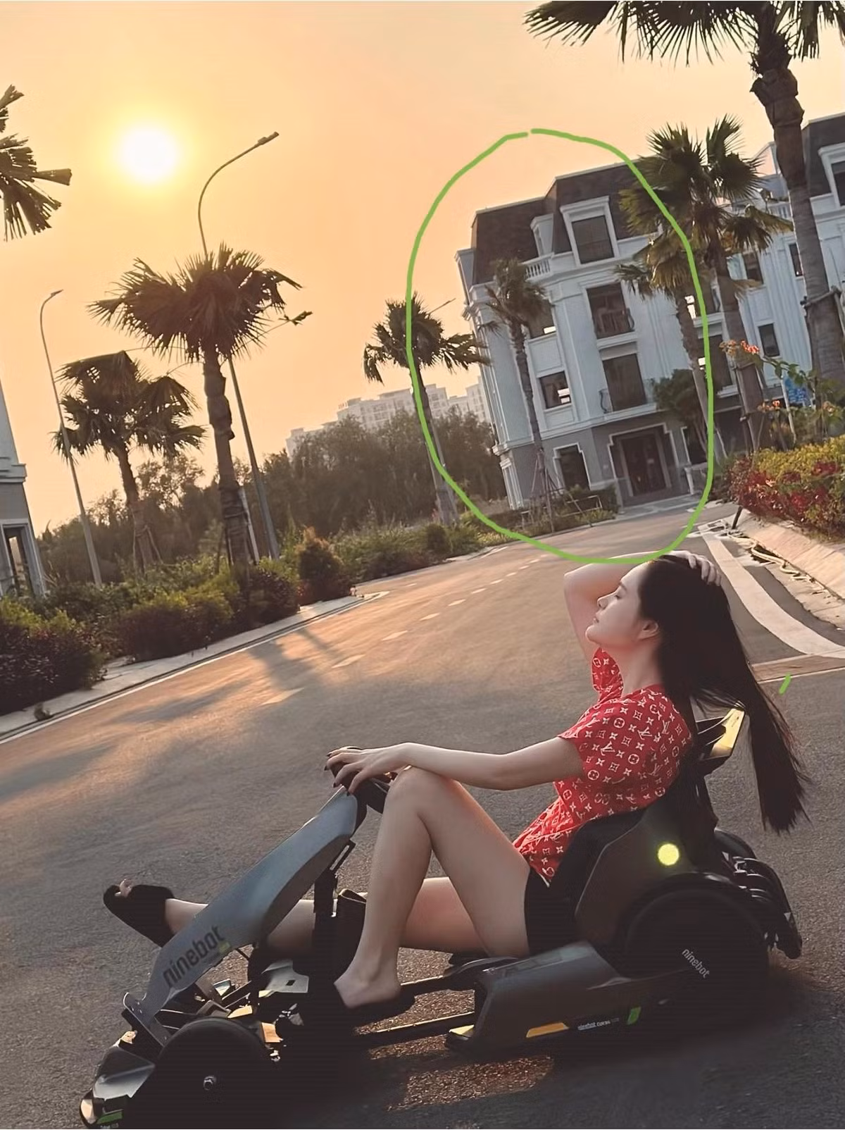 Từng được nhắc đến "mua nhà như mua rau ngoài chợ", Đoàn Di Băng xuất phát từ một ca sĩ trở thành doanh nhân với khối bất động sản đồ sộ.