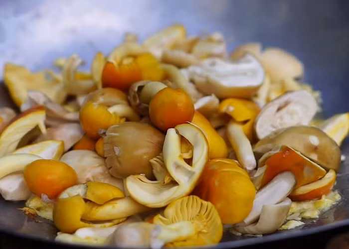 Nấm trứng gà có thể chế biến thành nhiều món ngon, phổ biến nhất là món canh nấm, nấm xào trứng gà, nấm xào tỏi, xào hải sản hay nấu cháo gà. Ảnh: Dân Việt