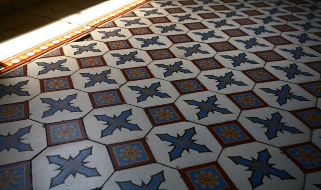 Sàn nhà được lát bằng gạch men với nhiều hoa văn đa dạng ở các khu vực khác nhau. Ảnh: VOV