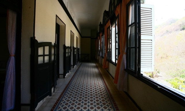 Hành lang trên tầng rất rộng và thoáng mát với những ô cửa sổ lớn. Ảnh: VOV