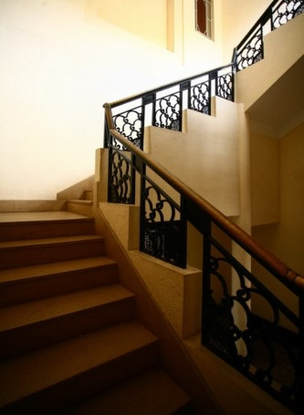 Cầu thang lên tầng nổi bật với chi tiết hoa sắt được cách điệu từ hình ảnh những con sóng biển. Ảnh: VOV