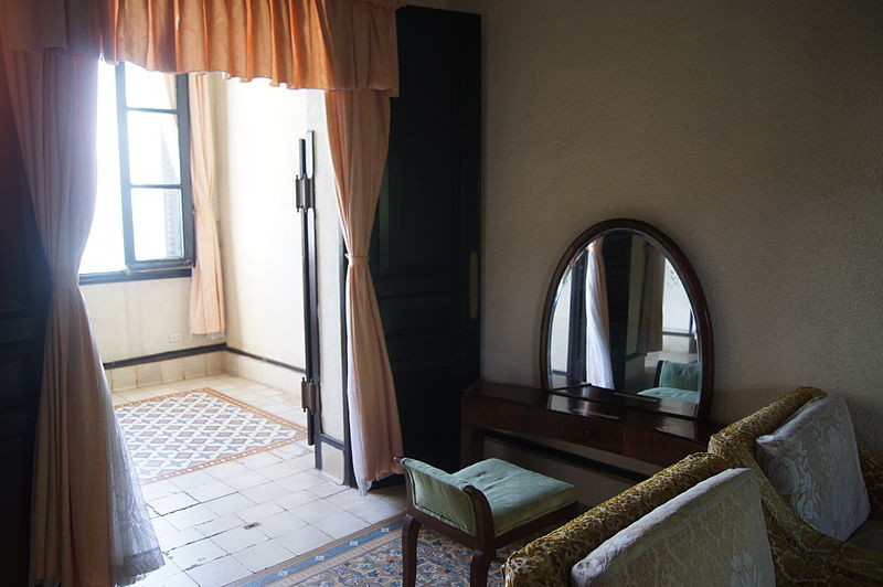 Một căn phòng có bàn trang điểm của hoàng hậu Nam Phương trong Bạch dinh. Ảnh; Wiki