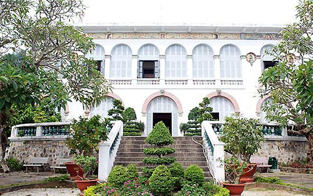 Toà nhà gồm 3 tầng cao 19m, rộng 15m, dài 28m gồm 1 tầng hầm và hai tầng nổi. Ảnh: Thegioidiadiem