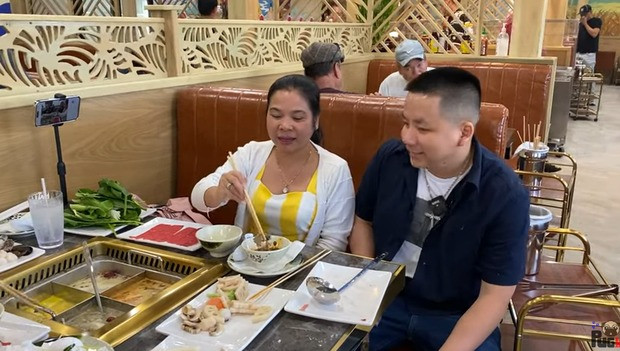 Không ít người Việt ở Mỹ lặn lội xa xôi đến thưởng thức lẩu của nhà hàng Khoa Pug.