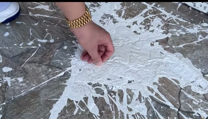 Điều này đã khiến Khoa Pug gặp phải những phiền toái. Thay vì chuẩn bị đồ ăn cho ngày khai trương, nam YouTuber còn phải thuê người dọn dẹp, lau chùi những vết sơn.