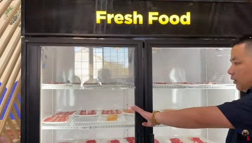 Mô hình lẩu của Khoa Pug chuyên về xiên que nhưng cao cấp hơn một chút.