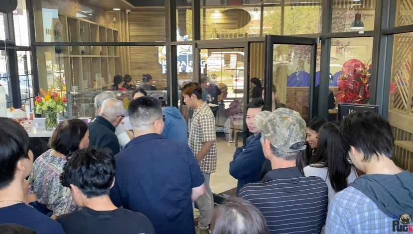 Trong ngày khai trương, rất đông người đến để được thưởng thức món ăn tại nhà hàng.