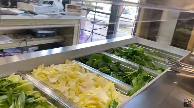 Tuy nhiên sau khi hai người nghỉ chơi, cộng thêm tình hình dịch bệnh và Khoa Pug đi kéo chân, việc mở nhà hàng đã bị trì hoãn lại. Hiện tại, chỉ một mình Khoa Pug đứng lên kinh doanh. Nguồn ảnh: chụp màn hình