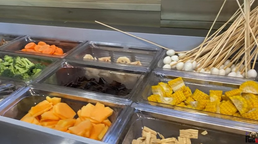 Nhà hàng lẩu được Khoa Pug mua lại từ năm 2021 và ban đầu dự tính sẽ hợp tác chung với Vương Phạm.