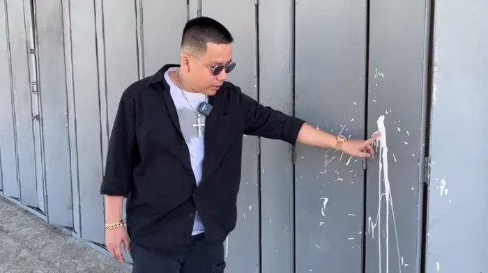 Mới đây, Khoa Pug khiến khán giả xôn xao khi chia sẻ chuyện cửa hàng lẩu bị tạt sơn. Theo đó sự việc diễn ra hôm 3/3, trước một ngày cửa hàng lẩu của Khoa Pug khai trương.