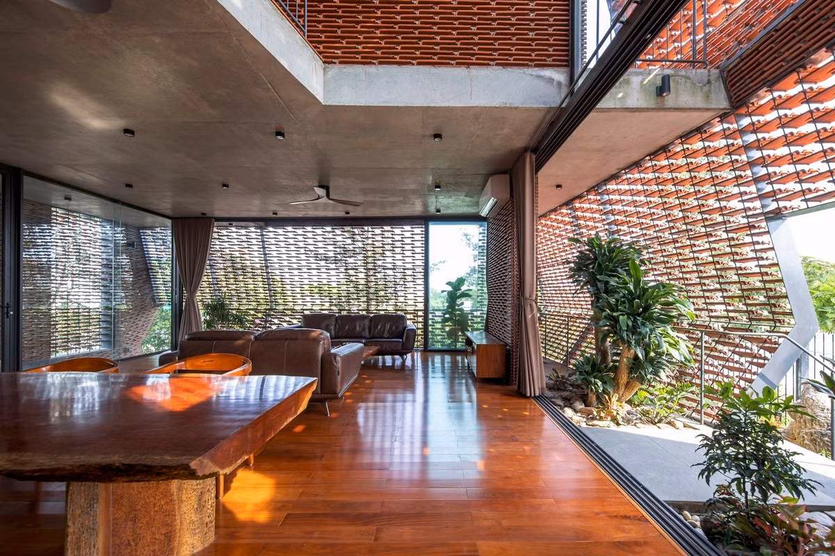 Ngôi nhà độc đáo hơn nhờ có chuỗi không gian được kết nối liên hoàn với nhau thông qua các viên ngói lửng lơ.