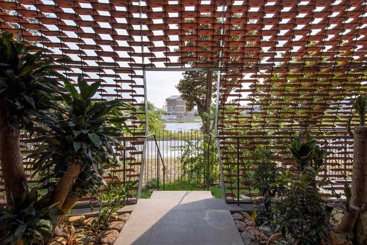 Lớp ngói và lớp cây xanh lồng vào nhau hoạt động như bộ lọc nhằm triệt tiêu những yếu tố bất lợi của môi trường bên ngoài (nắng nóng hướng Tây, khói bụi, tiếng ồn) và đưa thiên nhiên (ánh sáng, mưa, gió) vào những nơi cần thiết bên trong.