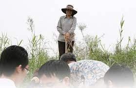 Lấy “nước thiêng” được coi là “nghề vip” của người dân Phú Thọ. Theo người dân địa phương, nguồn nước tại ngã ba sông Lô – Đà – Hồng tại Phú Thọ rất “thiêng” và không phải ai cũng có thể lấy được. Ảnh: Người đưa tin