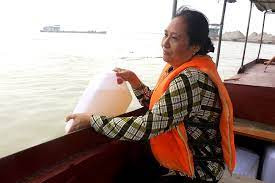 Vì thế, người lấy “nước thiêng” có thể thu về bạc triệu mỗi ngày do số tiền khách trả tùy thuộc vào tâm linh mỗi người, không có giá cả cụ thể. Ảnh: Youtube