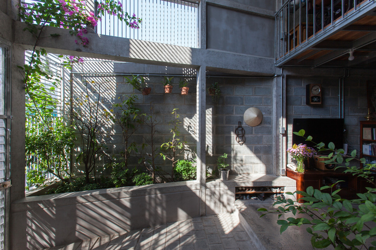 Ngôi nhà được chia thành hai phần bởi một giếng trời lớn ở giữa.