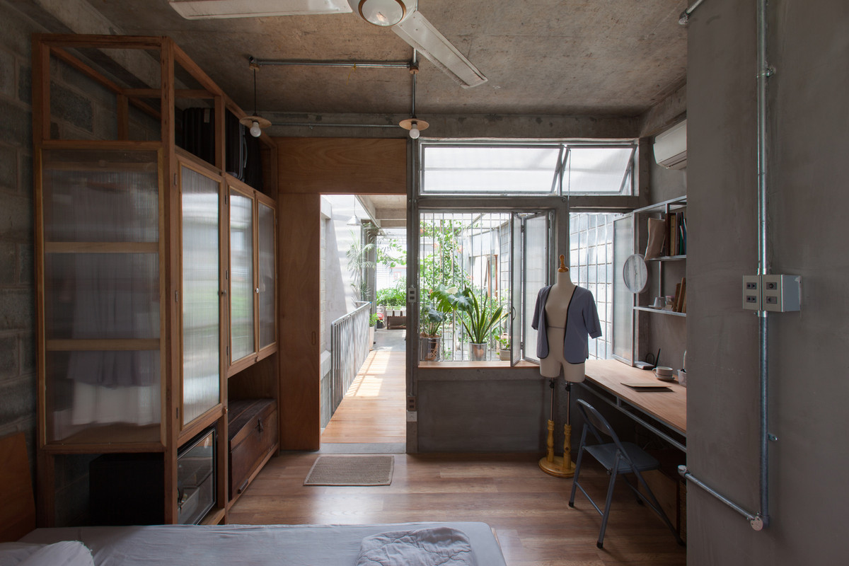 Phần phía sau là không gian riêng tư gồm phòng ngủ, khu vệ sinh và khu giặt phơi.