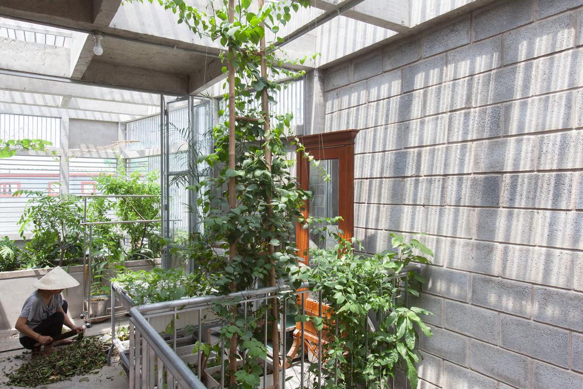 Phía trước bao gồm không gian thờ cúng, xưởng kiến trúc và vườn rau.