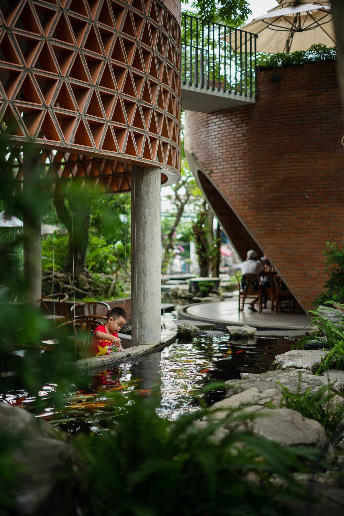 Quán cà phê gần như tách biệt với sự xô bồ của thành thị, phù hợp cho những ai muốn thư giãn cùng thiên nhiên, tạm gác lo lắng thường nhật. Nguồn ảnh: G+ Architects