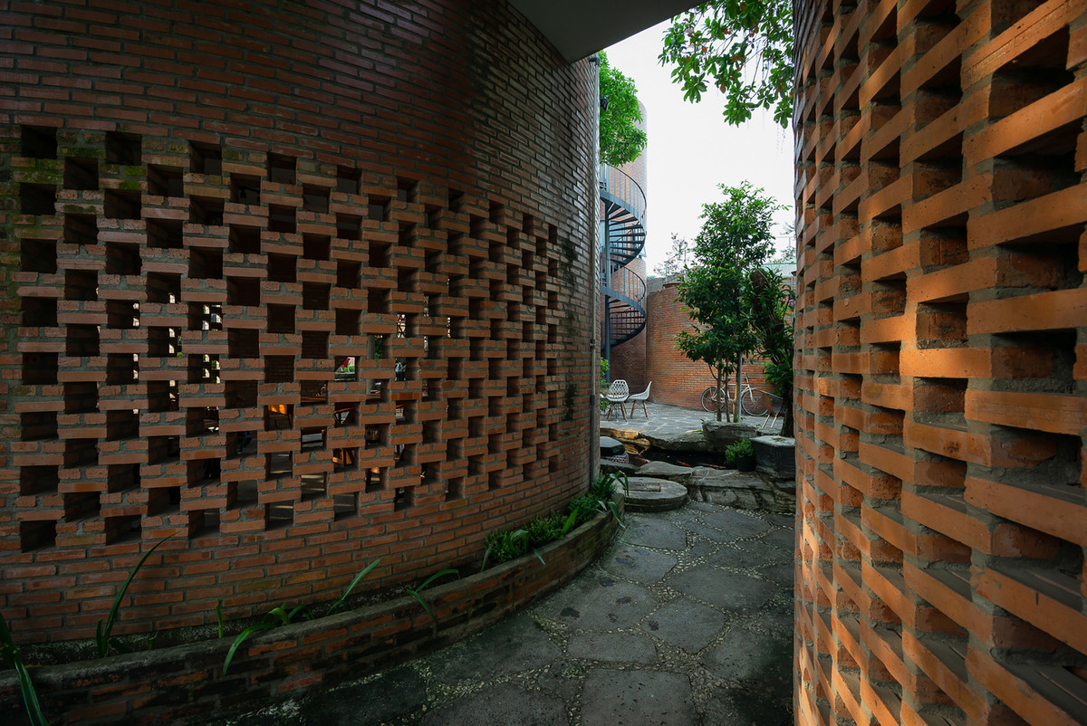 Thứ hai là kết nối tất cả các cấu trúc bằng cầu nối ở nhiều vị trí và dùng nhiều hình thức thang bộ để mang đến trải nghiệm lưu thông liên tục và bất ngờ.