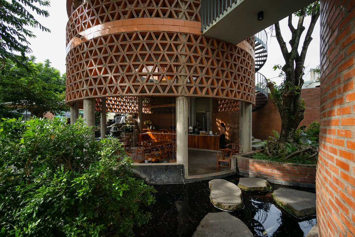 Vì vậy, kiến trúc sư phát triển các khối tròn len theo mật độ cây và phân chia khối tích theo công năng của quán bao gồm: Khối nhà ở, khối bếp – phục vụ, khối vệ sinh, khối nhà chính (chìm xuống so với suối nước)...