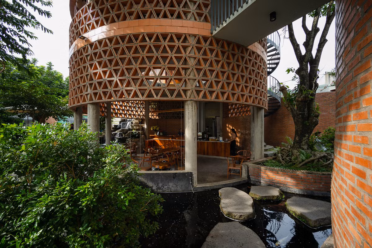 Vì vậy, kiến trúc sư phát triển các khối tròn len theo mật độ cây và phân chia khối tích theo công năng của quán bao gồm: Khối nhà ở, khối bếp – phục vụ, khối vệ sinh, khối nhà chính (chìm xuống so với suối nước)...