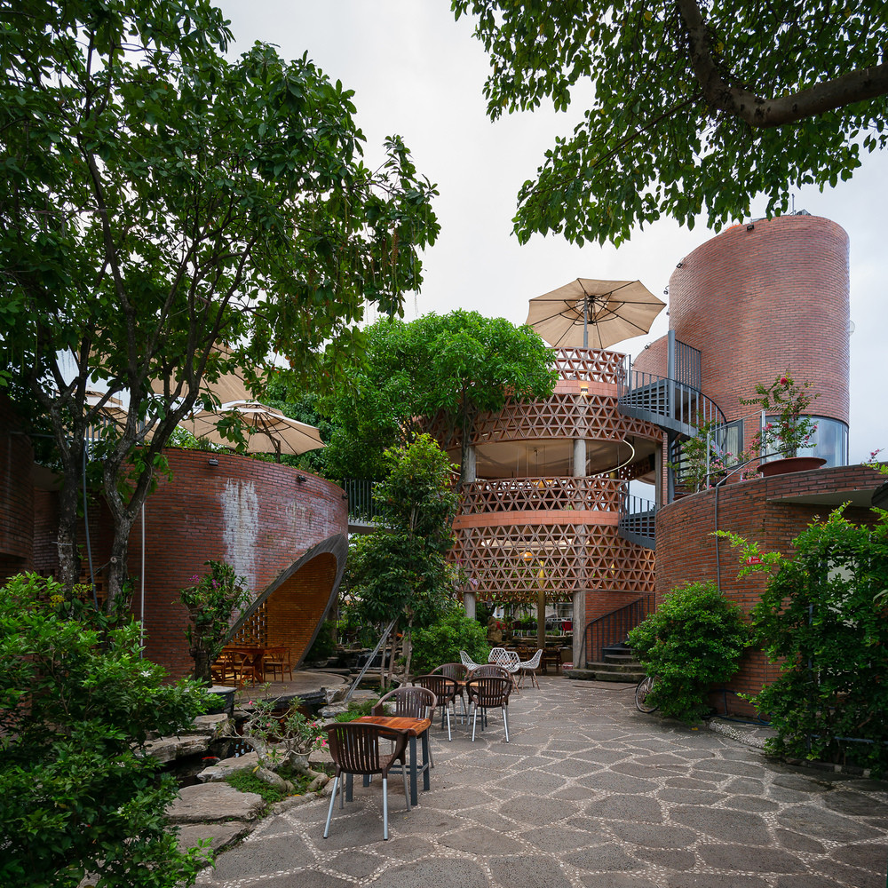 Sau khi khảo sát, nhóm thiết kế và chủ đầu tư thống nhất xây dựng quán cà phê mà không phải di rời hay làm ảnh hưởng đến những cây lớn trong vườn.