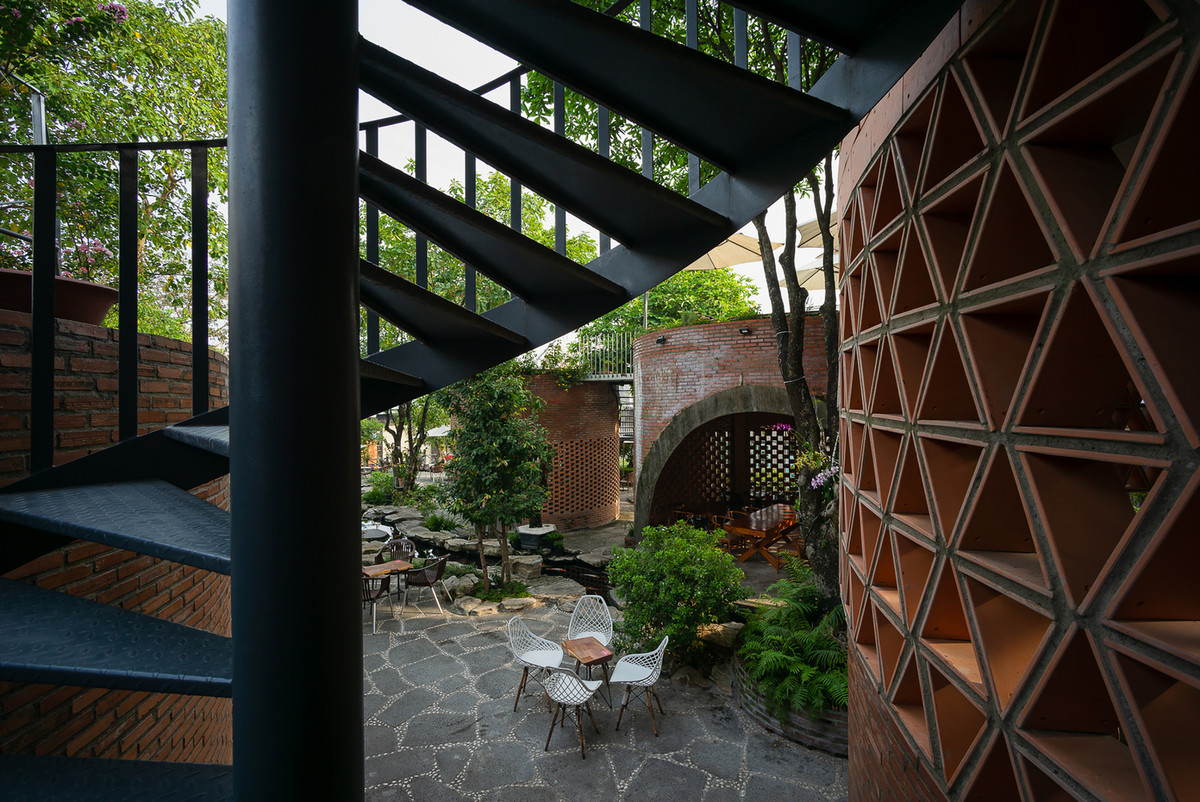 Ngoại trừ không gian bếp, kho chứa đồ và sinh hoạt chung của gia đình, các không gian còn lại hoàn toàn mở, không có hệ thống điều hòa.