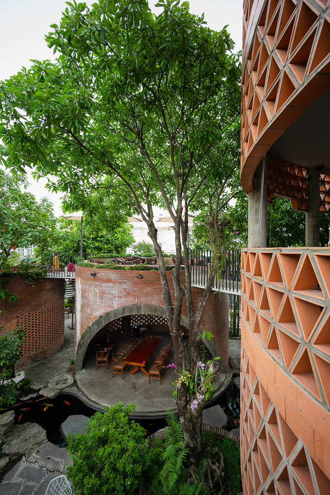 Thứ ba là tạo ra một trải nghiệm tương phản về quy mô hình khối, mật độ lượng ánh sáng mặt trời tự nhiên hay ánh sáng đèn về buổi đêm xuyên qua các khe hở của gạch xây hay những ô thoáng được tạo ra bằng ngói xếp.