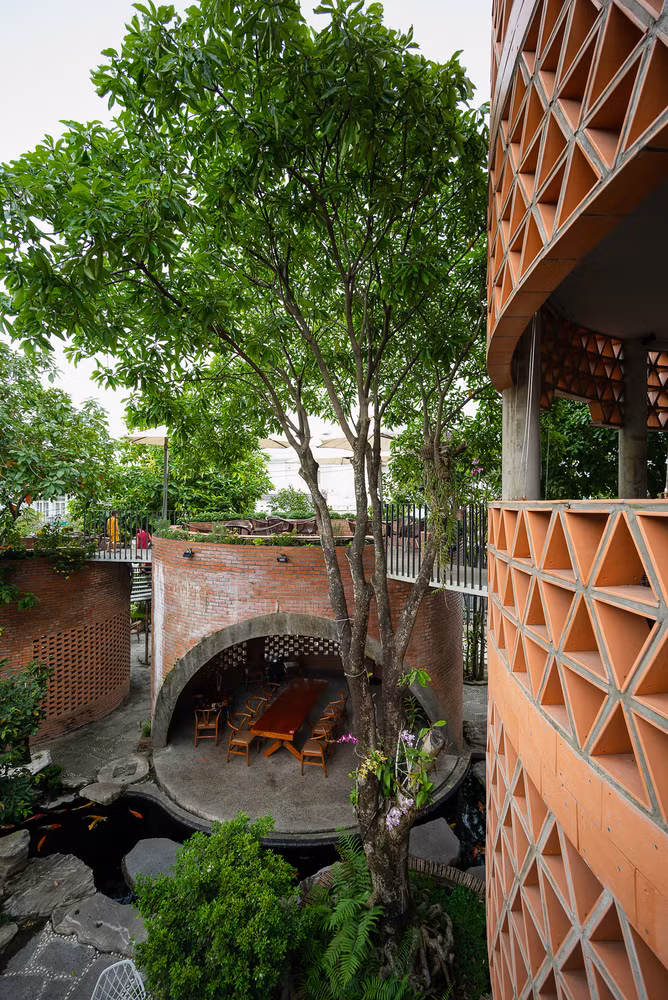 Thứ ba là tạo ra một trải nghiệm tương phản về quy mô hình khối, mật độ lượng ánh sáng mặt trời tự nhiên hay ánh sáng đèn về buổi đêm xuyên qua các khe hở của gạch xây hay những ô thoáng được tạo ra bằng ngói xếp.