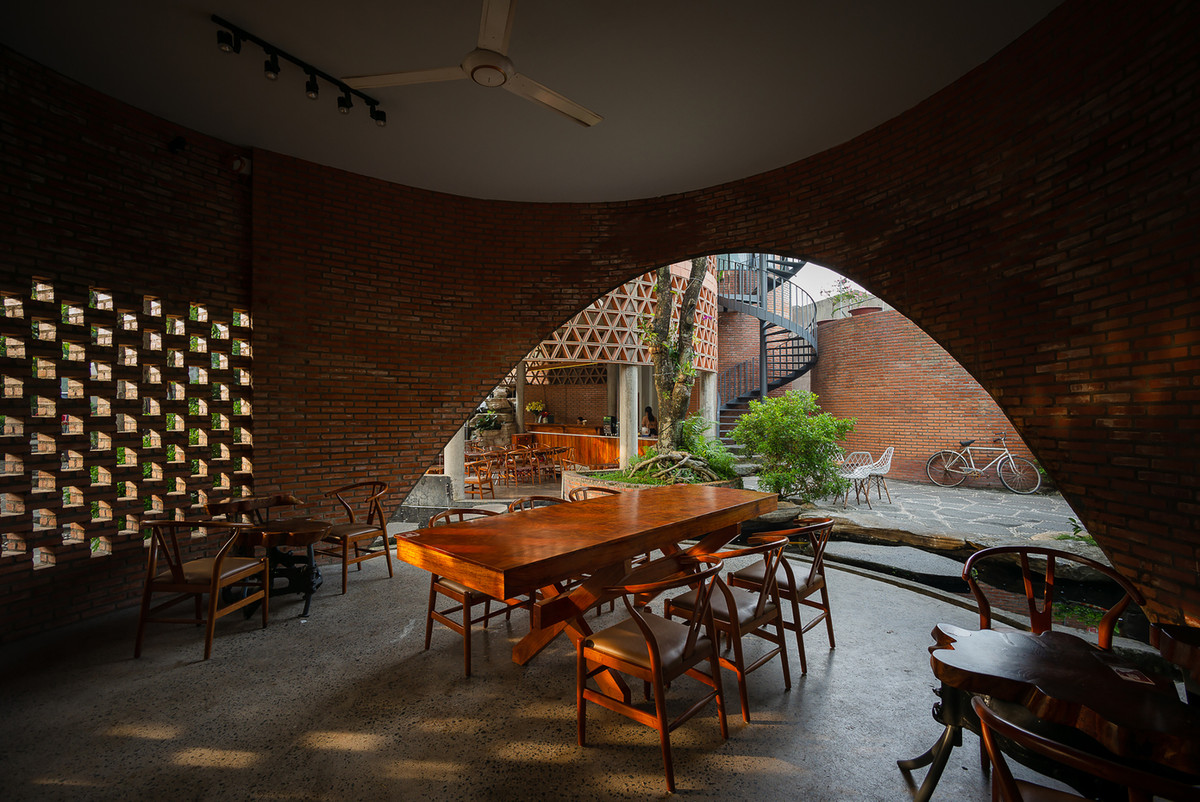 Kiến trúc sư cũng đề xuất nhiều phương án tiếp cận khác nhau cho du khách. Thứ nhất là tạo ra hồ nước và dòng suối kết nối tất cả hình khối hiện có để dẫn dắt lưu thông.