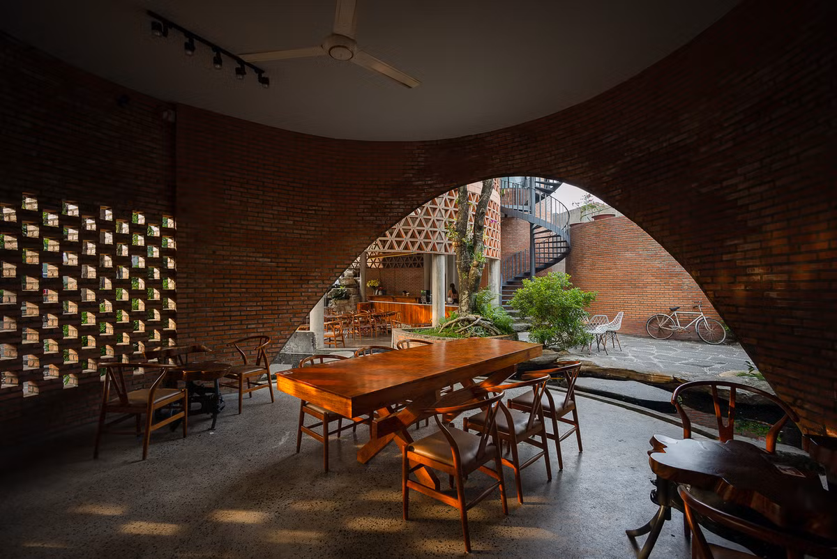 Kiến trúc sư cũng đề xuất nhiều phương án tiếp cận khác nhau cho du khách. Thứ nhất là tạo ra hồ nước và dòng suối kết nối tất cả hình khối hiện có để dẫn dắt lưu thông.