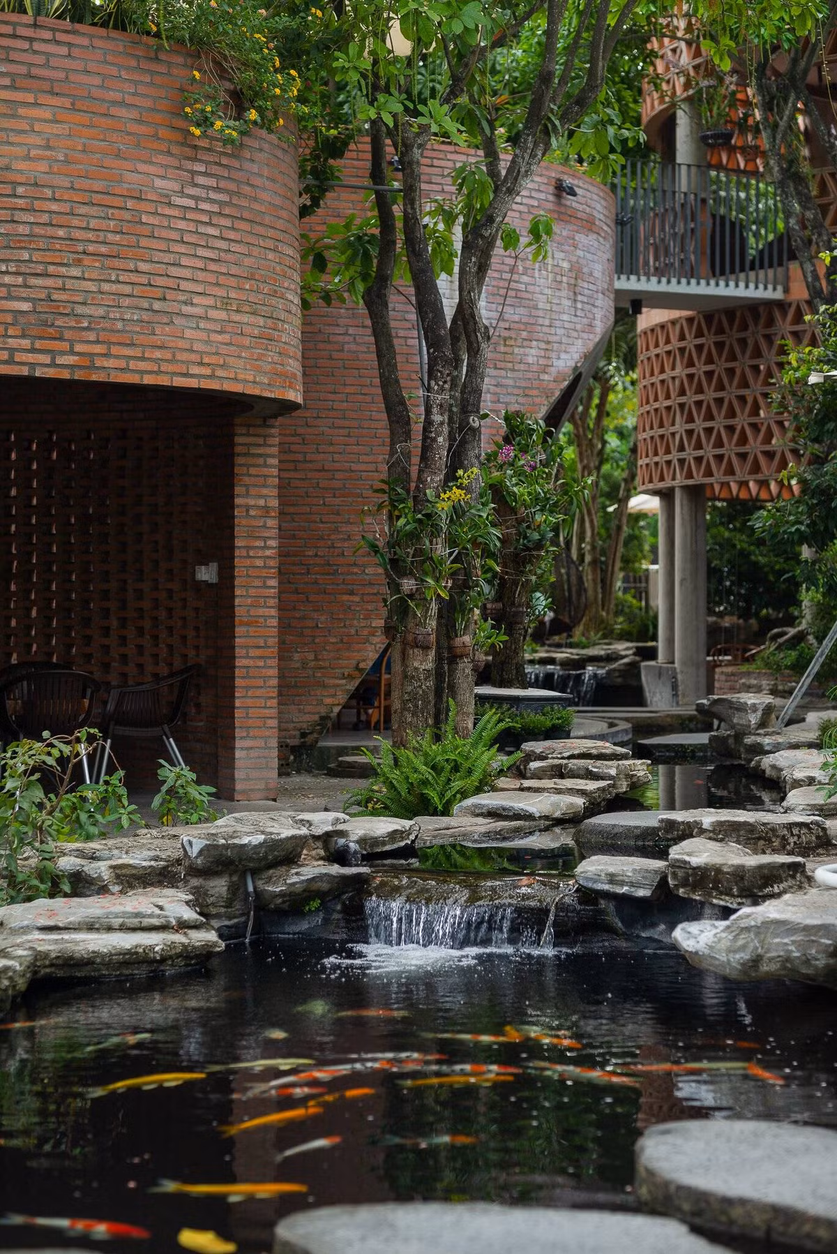 Hồ nước và dòng suối kết nối tất cả hình khối để dẫn dắt lưu thông.