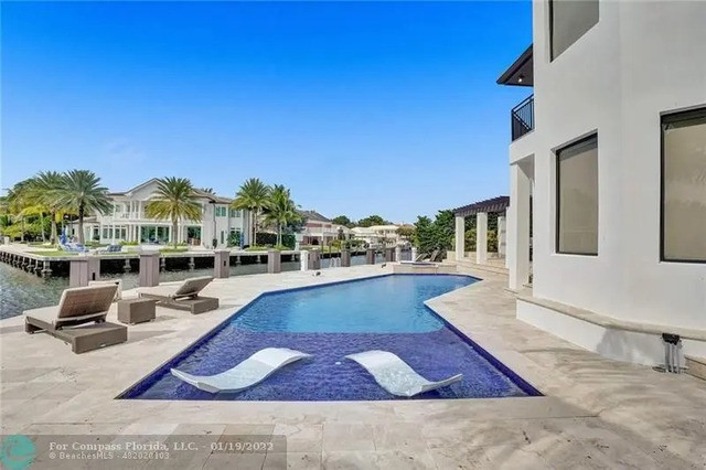 Căn hộ bao gồm bể bơi, phòng gym, spa, phòng bếp theo phong cách Ý.