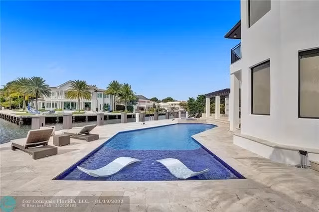 Căn hộ bao gồm bể bơi, phòng gym, spa, phòng bếp theo phong cách Ý.