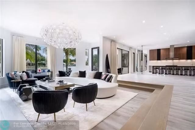 Cũng theo New York Post, phòng ngủ chính của dinh thự sở hữu diện tích lên tới 150m2 với đầy đủ tiện nghi.