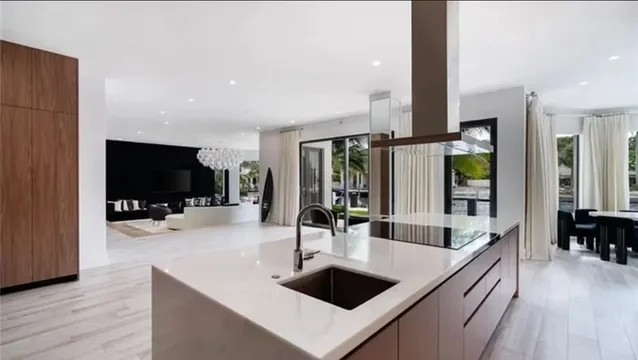 Trong biệt thự còn có gara chứa được 3 ô tô cỡ lớn. Nguồn ảnh: New York Post