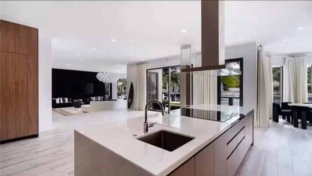 Trong biệt thự còn có gara chứa được 3 ô tô cỡ lớn. Nguồn ảnh: New York Post