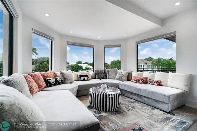 Trong nhà sử dụng nhiều cửa kính giúp lấy ánh sáng tối đa.