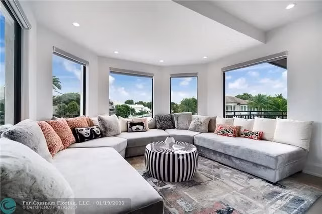 Trong nhà sử dụng nhiều cửa kính giúp lấy ánh sáng tối đa.