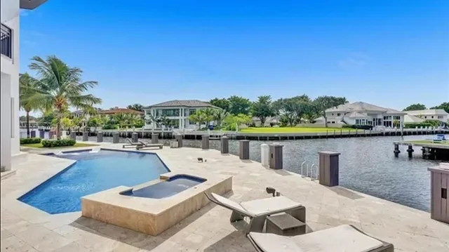 Biệt thự nhìn hướng ra biển và có hai bến tàu dài 51 mét.