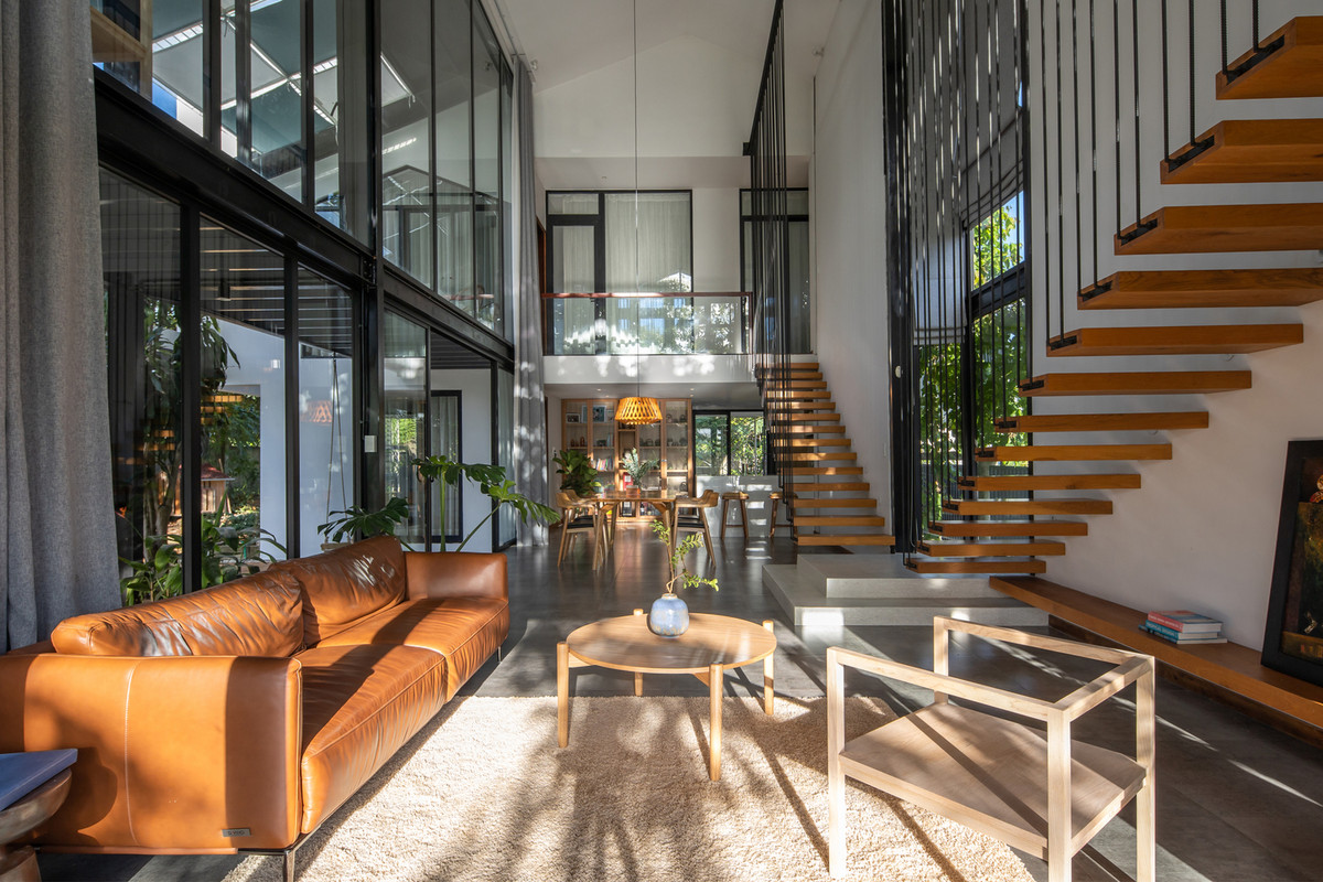 Khu vực bóng mát giữa tầng 2 và tầng lửng đóng vai trò như một vùng đệm không khí, giúp thông gió cho ngôi nhà.