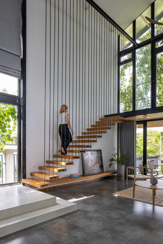 Từ tầng 1 đến tầng 2, các không gian được liên kết với nhau bằng chuỗi liên kết cầu thang, hành lang, sân thượng bao quanh khoảng trống giữa nhà.