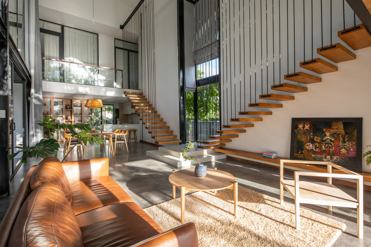 Ngôi nhà dành một nửa diện tích cho không gian mở nhằm tạo điều kiện cho mọi người tiếp cận với thiên nhiên, nửa còn lại dành cho nhu cầu thiết yếu của gia chủ.