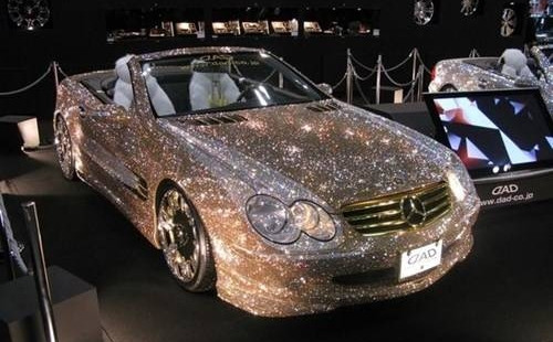 Khi đã chán với màu vàng thì pha lê óng ánh dát siêu xe cũng là một lựa chọn của giới nhà giàu Dubai. Ảnh: Getty